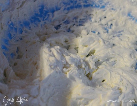 Сливки  взбить с оставшейся сахарной пудрой до устойчивых пиков.