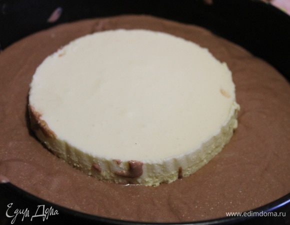 Достаем из морозилки апельсиновый мусс, снимаем бумажное кольцо. (перед тем как снять кольцо нужно обратной стороной ножа, пройтись по стенкам кольца внутри). Аккуратно ложкой выкладываем шоколадный мусс. И опять отправляем все в морозилку на 30 минут.