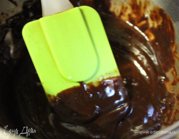 Апельсинового мусса получилось больше, я решила срезать выступающую часть.  Для глазури, сливки подогреть до горячего состояния, но не кипятить. Добавить к ним поломанный на кусочки шоколад и хорошо размешать, пока шоколад не растворится. Залить получившейся глазурью торт.