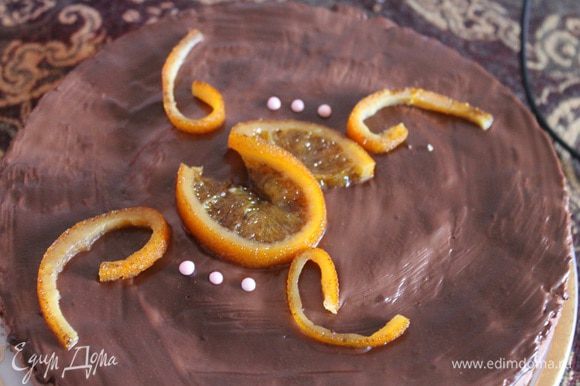 Украсить можно как душе угодно. Я приготовила карамелизированные апельсины по рецепту Маруси http://www.edimdoma.ru/retsepty/62084-karamelizirovannye-apelsiny. Получилось очень вкусно.