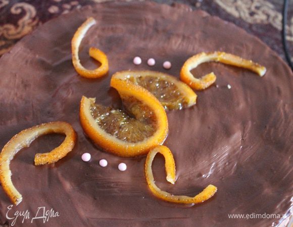 Украсить можно как душе угодно. Я приготовила карамелизированные апельсины по рецепту Маруси http://www.edimdoma.ru/retsepty/62084-karamelizirovannye-apelsiny. Получилось очень вкусно.