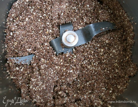 Духовку включить разогреваться на 180 С. 
Шоколад и орехи измельчить с помощью блендера. 