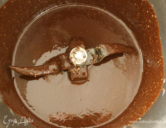 Сливочное масло растопить на огне (или в микроволновой печи) и добавить к шоколаду вместе с щепоткой соли. Перемешать.