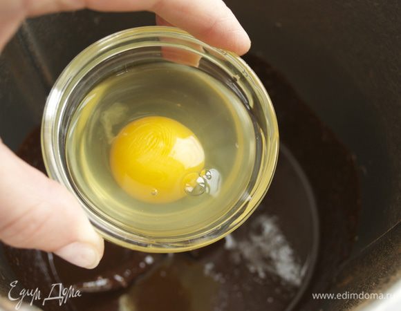 Добавить в смесь по одному оба яйца.