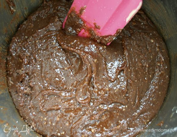 Просеять муку, смешать с сахаром и добавить к шоколадной смеси. Снова все перемешать. 