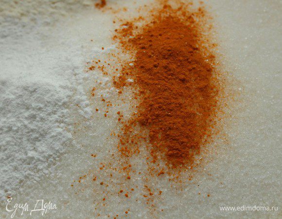 Просеять в глубокую чашку муку с разрыхлителем, добавить сахар и куркуму, перемешать.