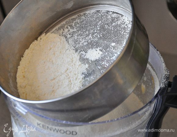 Добавить разрыхлитель, ванилин и йогурт. Перемешать. Добавить просеянную муку. Тесто должно получится густым, но чтобы лилось не очень медленно из чаши.