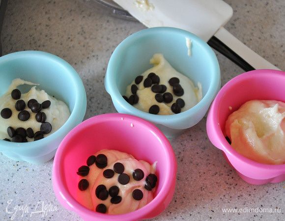 То же самое проделываем и с шоколадными каплями.