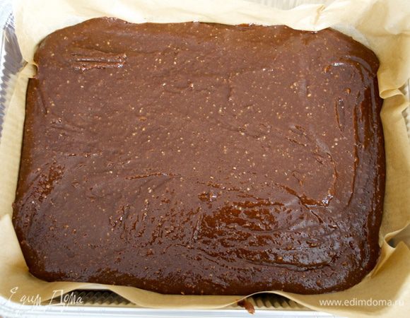 Прямоугольную форму (23 Х 30 см) застелить пекарской бумагой и выложить полученную шоколадную смесь. Разровнять лопаткой. Толщина слоя должна получиться примерно 1 см.   