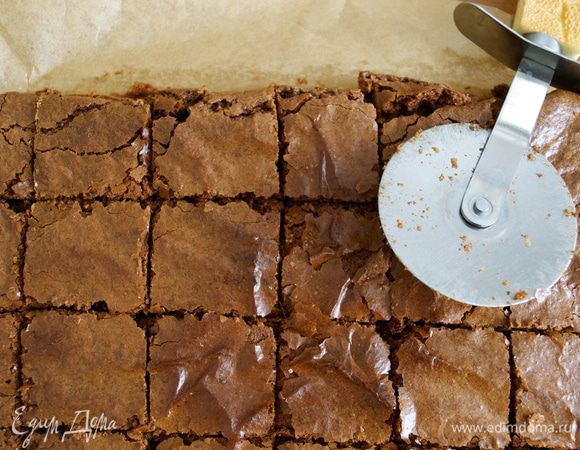 Выпекать в разогретой духовке на среднем уровне 30 минут. Не передержите. Поверхность брауни должна получиться подсушенной, но внутри он должен быть мягковат... Готовый десерт достать из духовки и немного остудить. Нарезать на небольшие квадратики...   