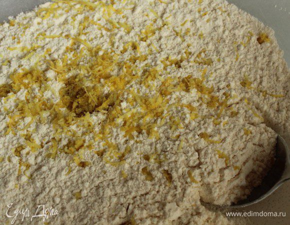 Лимон помыть и снять с него цедру.