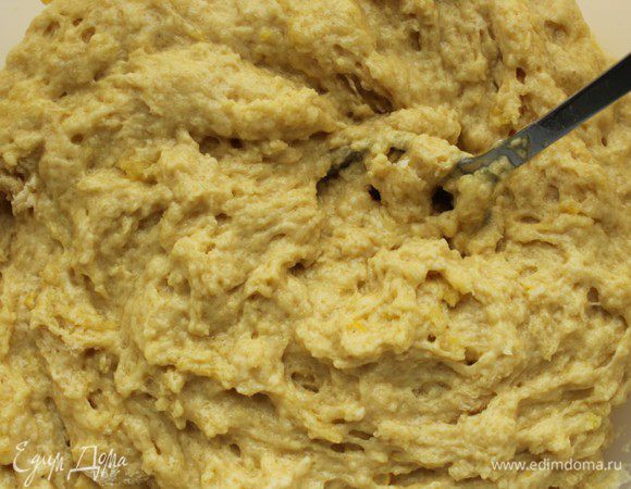 Добавить к сухим ингредиентам остывший чай, масло и сок половины лимона. Перемешать.