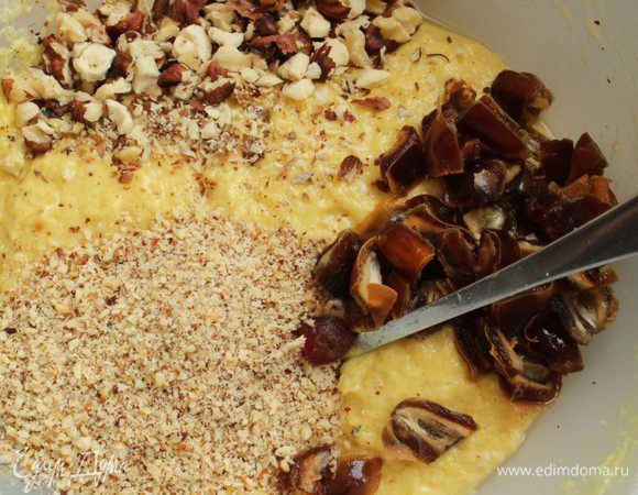 Часть орехов измельчить мелко, часть - крупно, из фиников удалить косточку и мелко порубить.Добавить все в тесто и хорошо перемешать. Тесто должно быть по консистенции, как густая сметана.