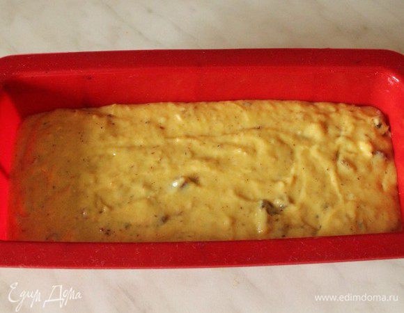 Вылить тесто в форму для выпечки.