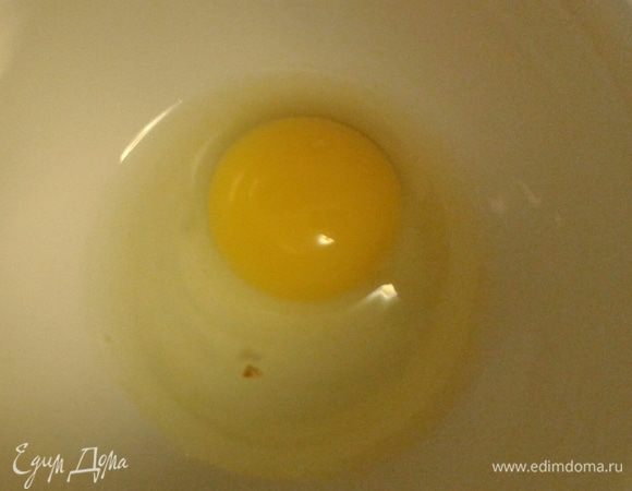 Отделить белки от желтков. 