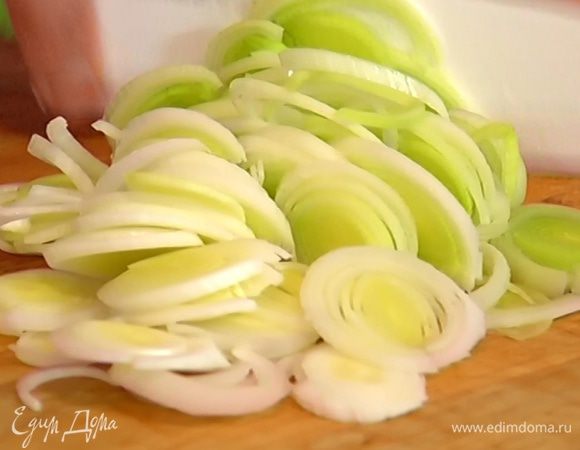 Светлую часть лука-порея нарезать тонкими кольцами.