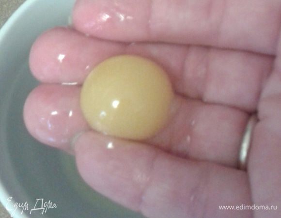 Для этого, аккуратно разбиваем и выливаем яйцо в кружку, затем рукой забираем желток (это не сложно). 