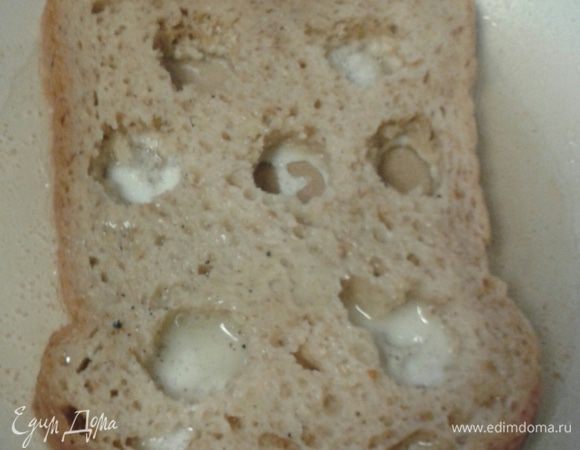 В белок добавляем пару столовых ложек молока, солим, перчим,  слегка взбиваем.  Обмакиваем с двух сторон хлебную заготовку и выкладываем на разогретую сковородку с растительным маслом. 