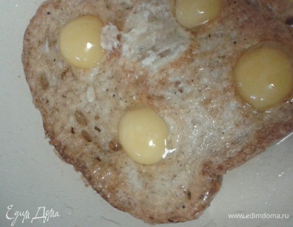 Обжариваем с одной стороны, переворачиваем, теперь в каждое отверстие заливаем желток, жарить недолго (перепелиные яйца можно есть сырыми). 