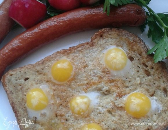 Подать можно с сосисками, овощами и зеленью. 