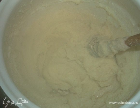 Молоко довести до кипения, снять с огня и всыпать манку с сахаром и ванилином, при этом постоянно помешивая. Вернуть на огонь и сварить очень густую кашу. Ложкой тяжеловато помешивать