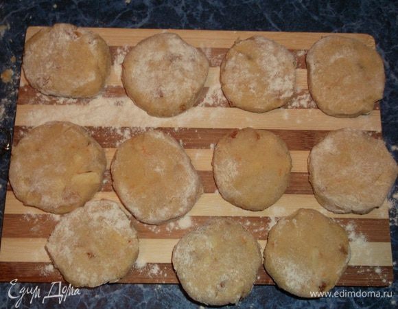 Яблоко с курагой добавить в кашу и размешать. Тесто разделить на равное части и сделать из них блинчик, обвалять в муке. Планировалось 12 штук, делила-делила-делила и наделила 11)) 