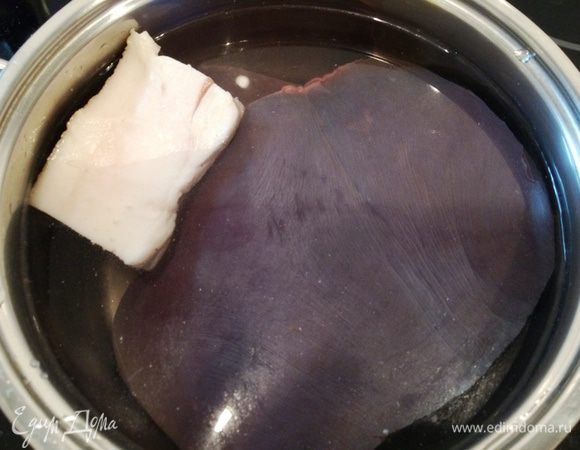 Печень хорошо моем. Можно сразу удалить пленочку, но я это сделала уже после.
Печень и сало отправляем в кастрюльку и варим до готовности. Если времени мало, печень режем на порционные кусочки. Я варила целиком мин 20. постоянно снимала пенку и следила, чтобы печень не переварилась. (проверяем "укольчиком": если крови нет -печень готова). печень нужно остудить.