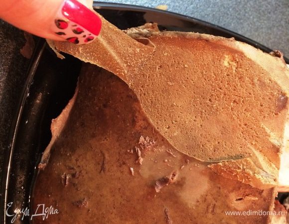 Лук нарезаем и обжариваем на сливочном масле до мягкости.
Морковь натрем на мелкой терке и также обжариваем.
Из остывшей печени снимаем пленочку (шкурочку). Нарезаем кусочками.