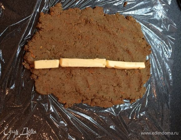 Через мясорубку пропускаем: печень, сало, лук, морковь. Солим - перчим.
Готовый "фарш" еще раз пропускаем через мясорубку.
Далее, можно сформировать один большой рулет, но реально получится - ОГРОМНЫЙ., или сформировать средние рулетики.

Для этого, на пищевую пленку (фольгу, листик из тетради - так делала бабушка :)))) выкладываем часть "часть" фарша,  в центр нужно поместить брусочки масла ,  и заворачивать как рулетик.(стараясь руками спрессовать немного)           