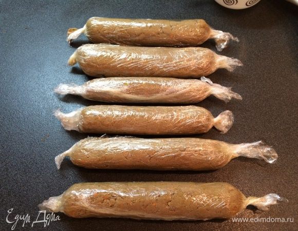 Получается - конфетка. По такому принципу сформировать  остальные рулетики.
Готовый рулетик охладить пару часов!

Смачного! :)