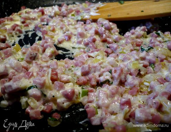 Приготовим начинку. На сухой сковороде обжарим кедровые орешки. На другой сковороде с добавлением масла обжарим лук и чеснок, добавим бекон и обжарим все вместе. Базилик и розмарин порубим и введем в начинку. Добавим сметану, орешки, соль и перец. Перемешаем.