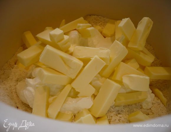 Замесим тесто. Для этого масло порежем кубиками. Муку перемешаем с разрыхлителем и солью, смешаем все ингредиенты для теста (кроме растительного масла) до однородности.