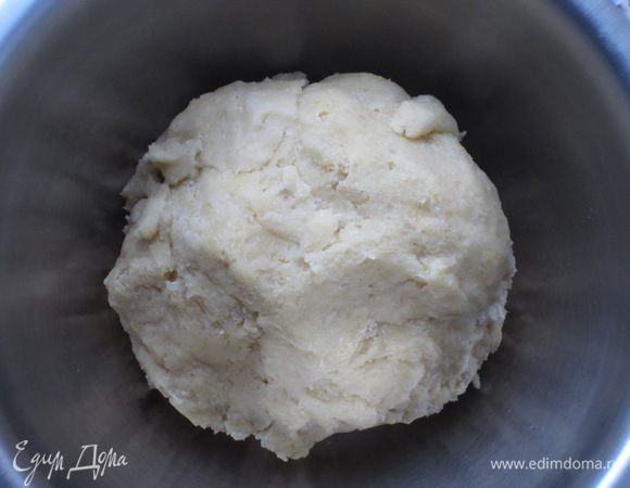 Тесто: Соединить муку,яйцо,сливочное масло,нарезанное кусочками,холодную воду,соль и замесить однородное тесто.Сформировать шар,завернуть в пищевую плёнку  и отправить в холодильник на 30 минут.