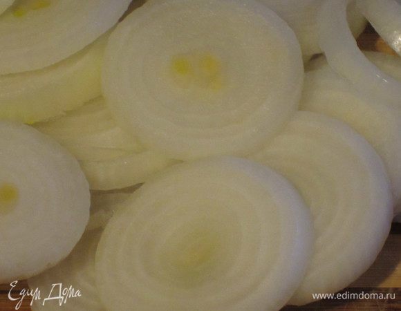 Начинка: Лук почистить и нарезать тонкими кольцами.