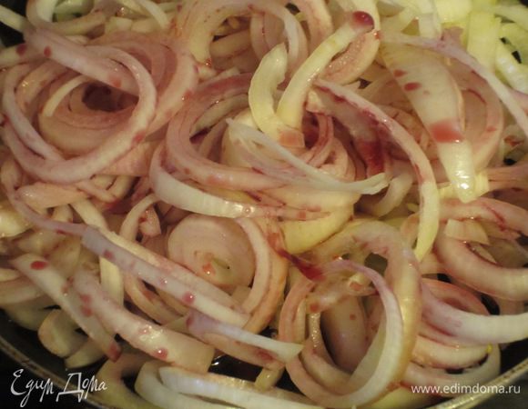 В сковороде разогреть оливковое масло и пассеровать лук на слабом огне 2-3 минуты.Влить  вино и готовить на среднем огне 5-6 минут. Посолить,поперчить,накрыть крышкой и готовить ещё 15 минут до мягкости лука. Если необходимо,можно влить немного горячей воды или бульона.