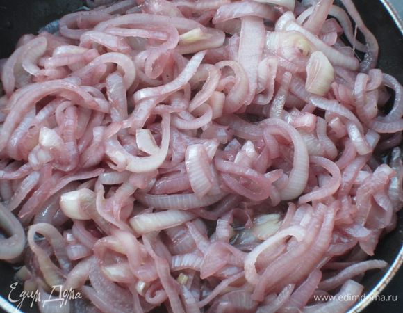 Добавить сахар,сливочное масло ,ещё раз посолить и поперчить по вкусу и готовить 4-5 минут. Остудить. 