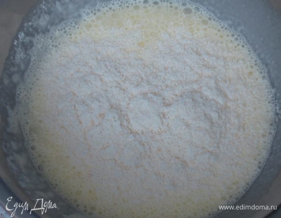 Взбить яйца со сливками,посолить,поперчить,добавить пармезан и хорошо перемешать.