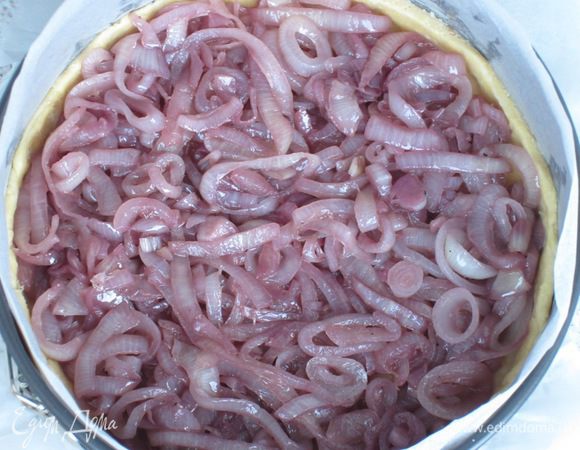 Выложить карамелизированный лук...