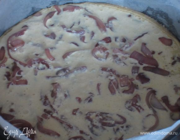 Залить яично-сливочной смесью и выпекать в разогретой до 180 °С духовке 30-35 минут до золотистого цвета.