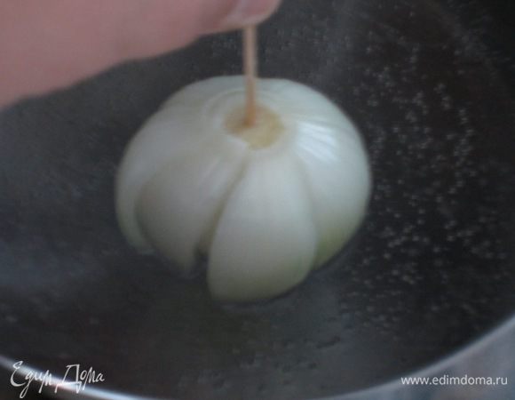 Накoлоть  лилию на зубочистку и опустить на 10-15 секунд в горячую воду. Лилия распустится в воде.