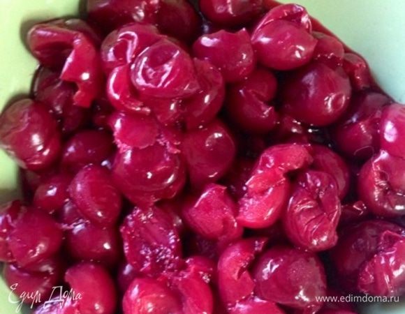 Для начала достанем размораживаться вишню.