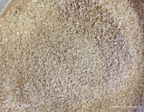 И подготовим начинку: смешаем сахар и корицу.