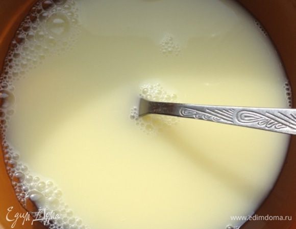 Теперь тесто. Хорошенько смешаем в миске воду, яйцо и соль. Я взбиваю вилкой.