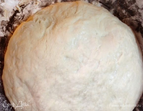Затем, постепенно добавляя муку, замесим тугое тесто. Муку регулируйте, может уйти меньше или больше. Дадим тесту "отдохнуть" минут 30. 
