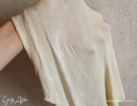 Каждую часть раскатываем тонко, как сумеете на присыпанной мукой поверхности. Можно сразу все части (так было в рецепте), каждую раскладывая отдельно, накрывая салфеткой. Но у меня нет столько места на кухне))). Поэтому я раскатывала тесто и сразу занималась начинкой.