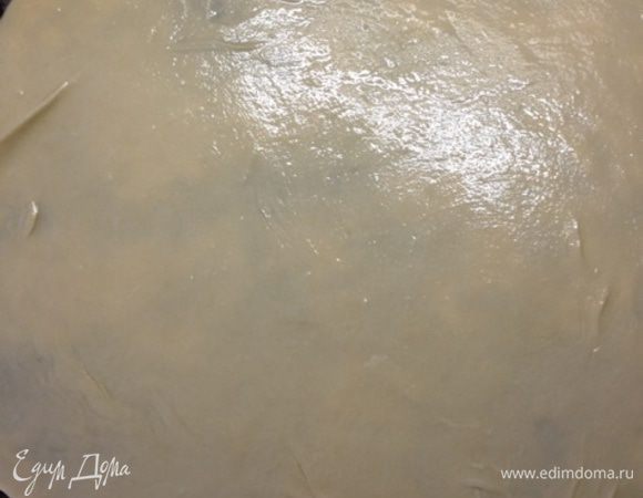 Для этого мы раскатанную часть теста кладем на ПРИСЫПАННУЮ МУКОЙ! поверхность и смазываем растительным маслом.