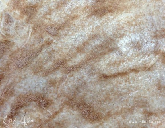 И равномерно присыпаем сахаром с корицей.