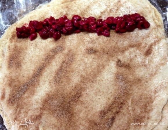 Делаем то же со всеми частями теста. На край последнего пласта кладем отжатую от сока вишню.