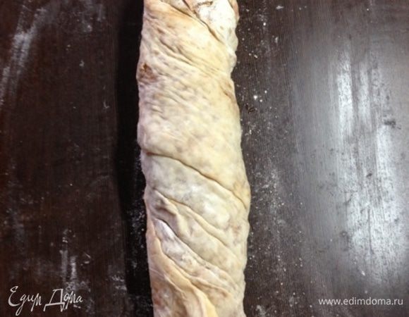 Теперь рулет "отожмем" в жгут насколько это получится.