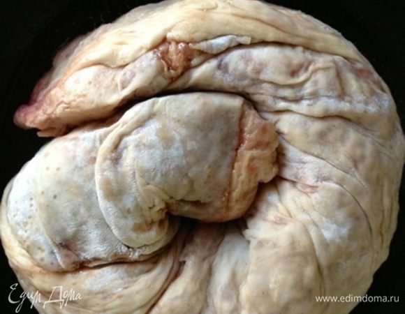 И свернем в улитку. Теперь нам осталось только выложить рулет на раскаленную, смазанную маслом сковороду.
Жарим пирог под крышкой на среднем огне (смотрите, чтобы не подгорел!) минут 20 до образования карамельной корочки, затем переворачиваем и обжариваем вторую сторону еще минут 20.